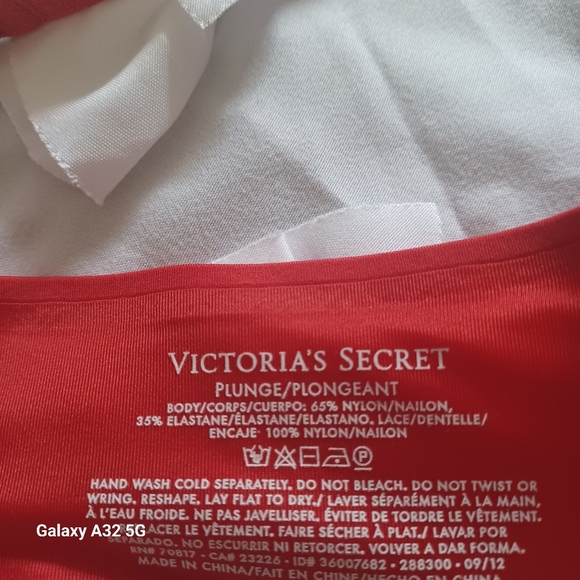 Victoria's Secret Red Lace Underwire Bra Size 32C - Picture 2 of 2